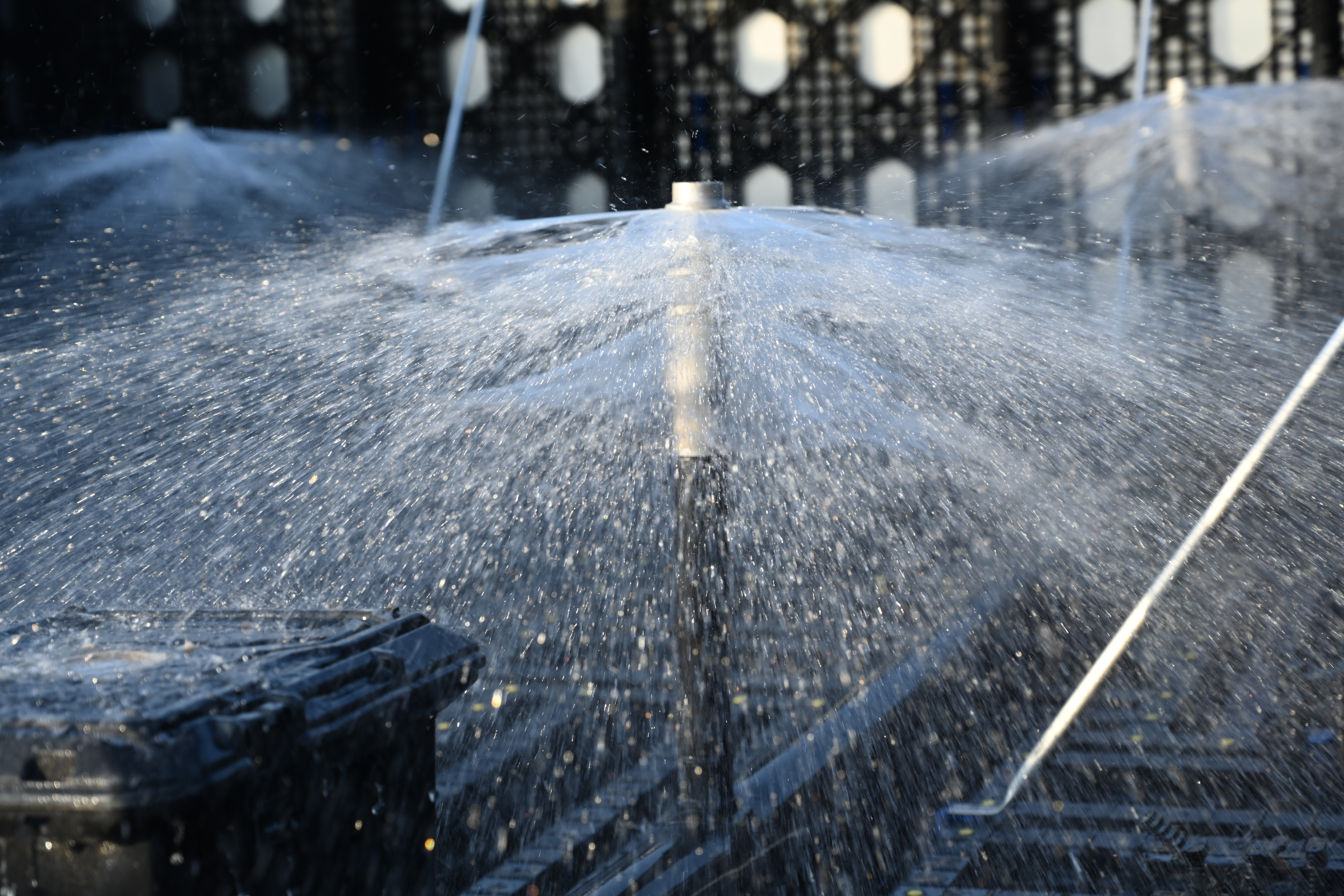 Water distribution system spraying water onto the matrix from the top
